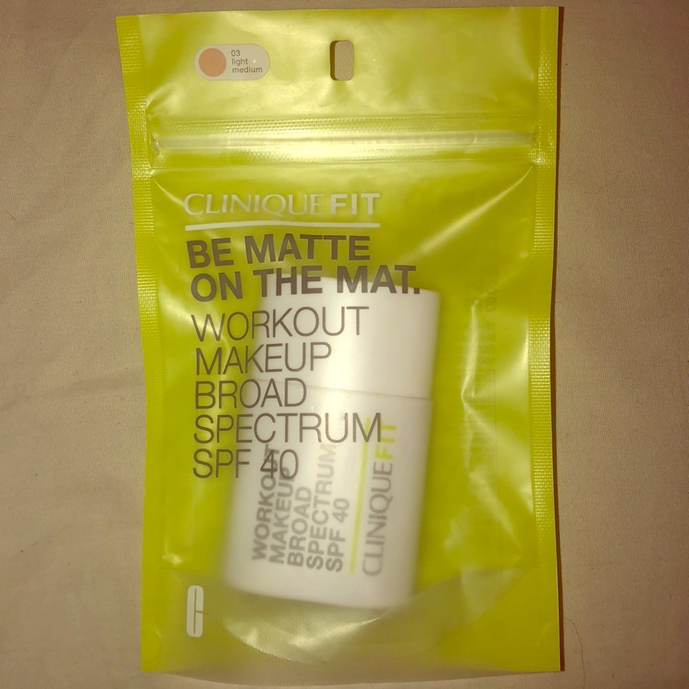 Light Med CliniqueFit Workout Foundation SPF40